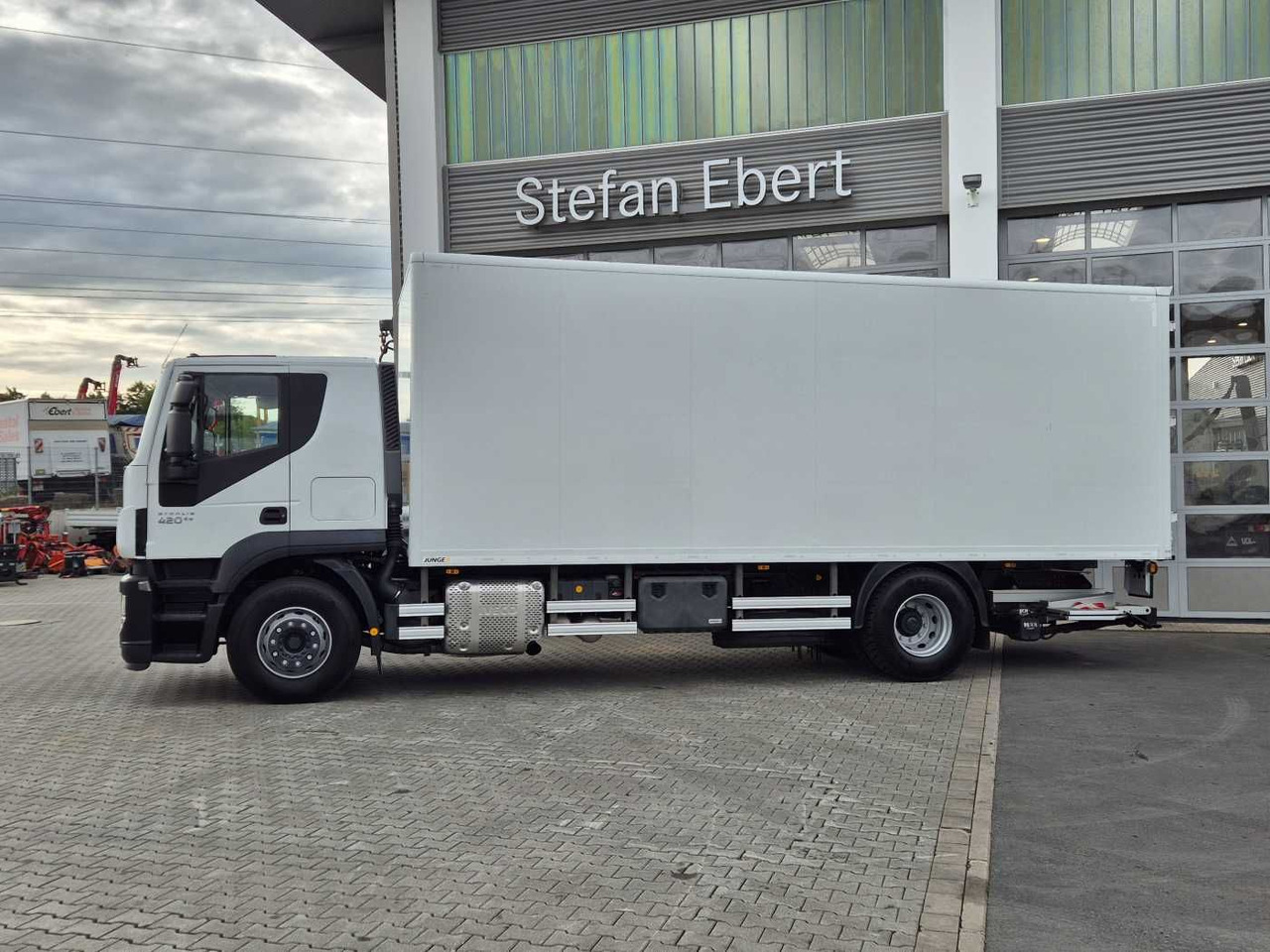 Iveco Stralis AT190S42 FP D HI-ROAD LBW faltbar EU6 - Camión caja cerrada: foto 4 Iveco Stralis AT190S42 FP D HI-ROAD LBW faltbar EU6 - Camión caja cerrada: foto 4