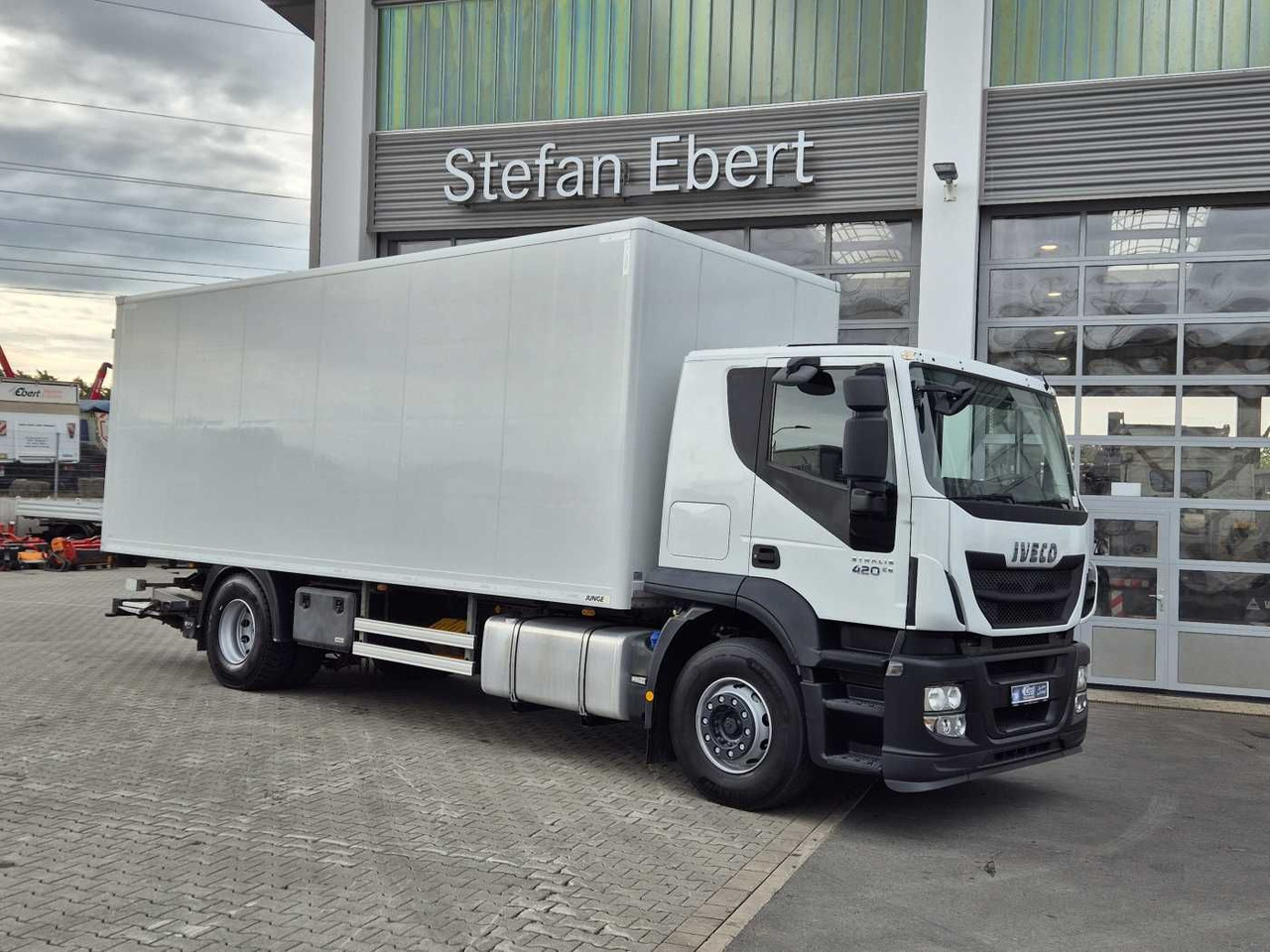 Iveco Stralis AT190S42 FP D HI-ROAD LBW faltbar EU6 - Camión caja cerrada: foto 3 Iveco Stralis AT190S42 FP D HI-ROAD LBW faltbar EU6 - Camión caja cerrada: foto 3