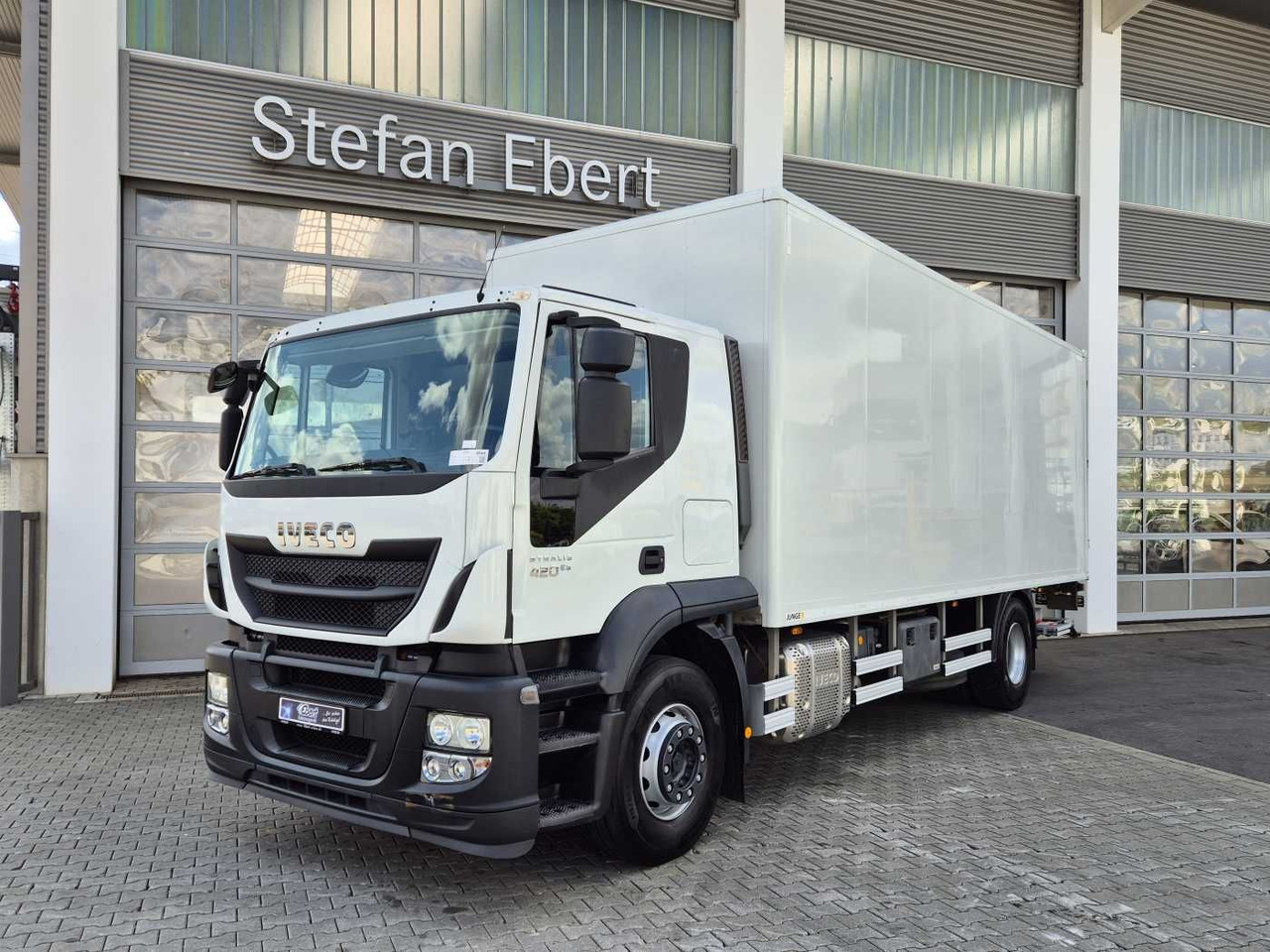 Iveco Stralis AT190S42/FP-D LBW Bär 1.500kg faltbar - Camión caja cerrada: foto 2 Iveco Stralis AT190S42/FP-D LBW Bär 1.500kg faltbar - Camión caja cerrada: foto 2