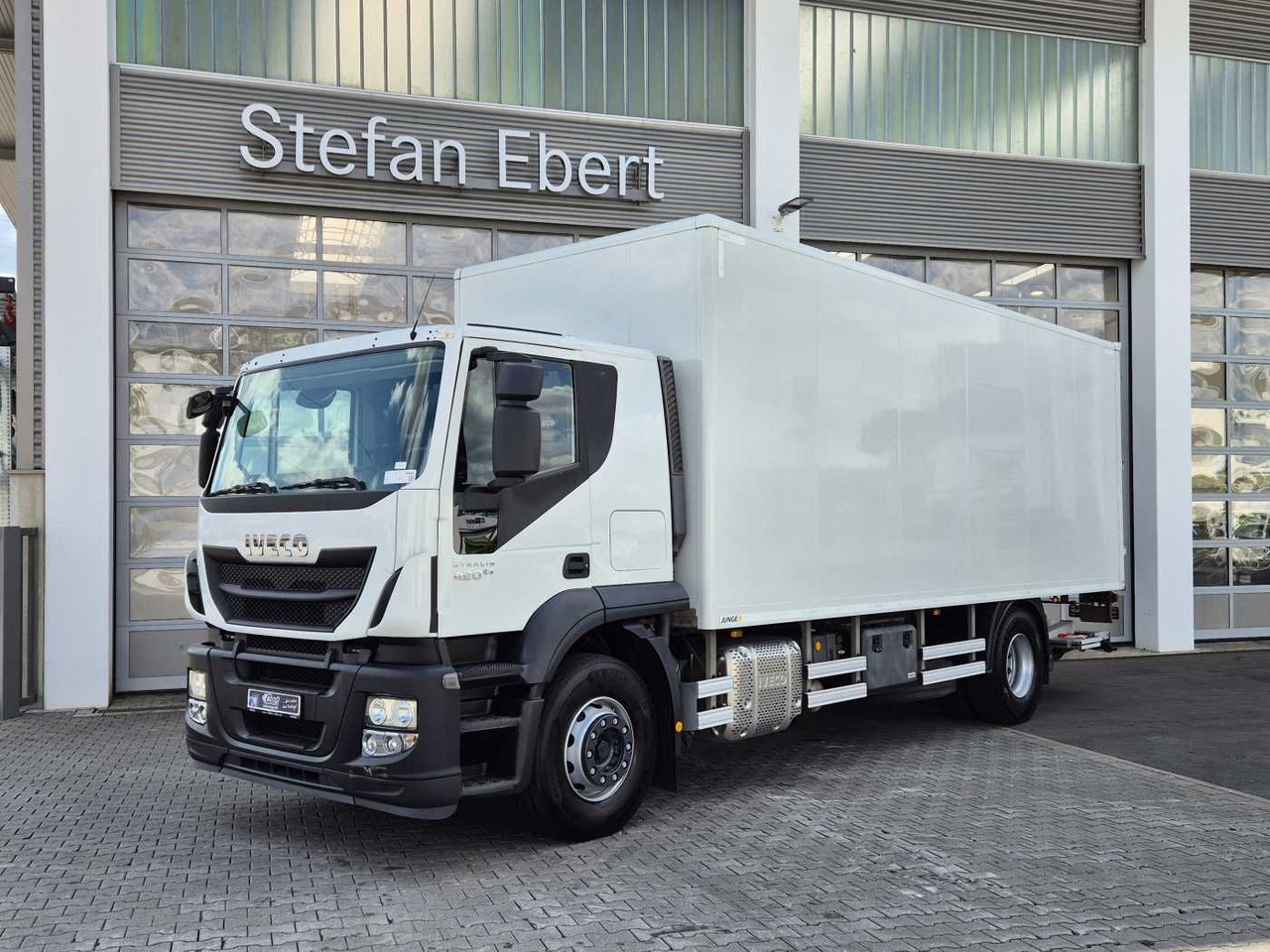 Iveco Stralis AT190S42/FP-D LBW Bär 1.500kg faltbar - Camión caja cerrada: foto 1 Iveco Stralis AT190S42/FP-D LBW Bär 1.500kg faltbar - Camión caja cerrada: foto 1