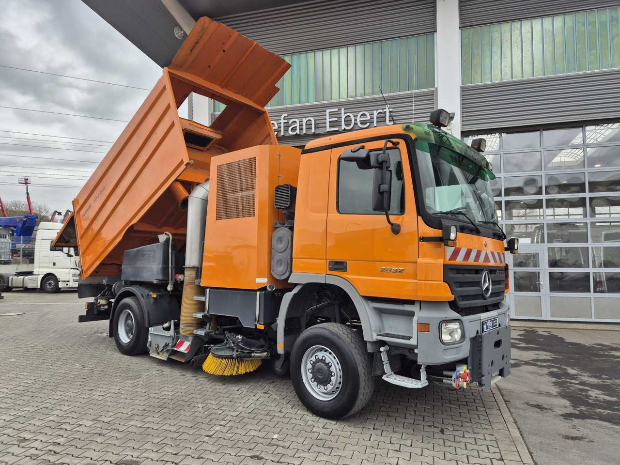 Mercedes-Benz Actros 2032 A 4x4 Bucher STKF 9500 Airport 30x - Barredora vial: foto 2 Mercedes-Benz Actros 2032 A 4x4 Bucher STKF 9500 Airport 30x - Barredora vial: foto 2