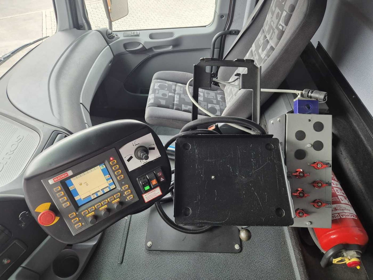 Barredora vial Mercedes-Benz Actros 2032 A 4x4 Bucher STKF 9500 Airport 30x: foto 11