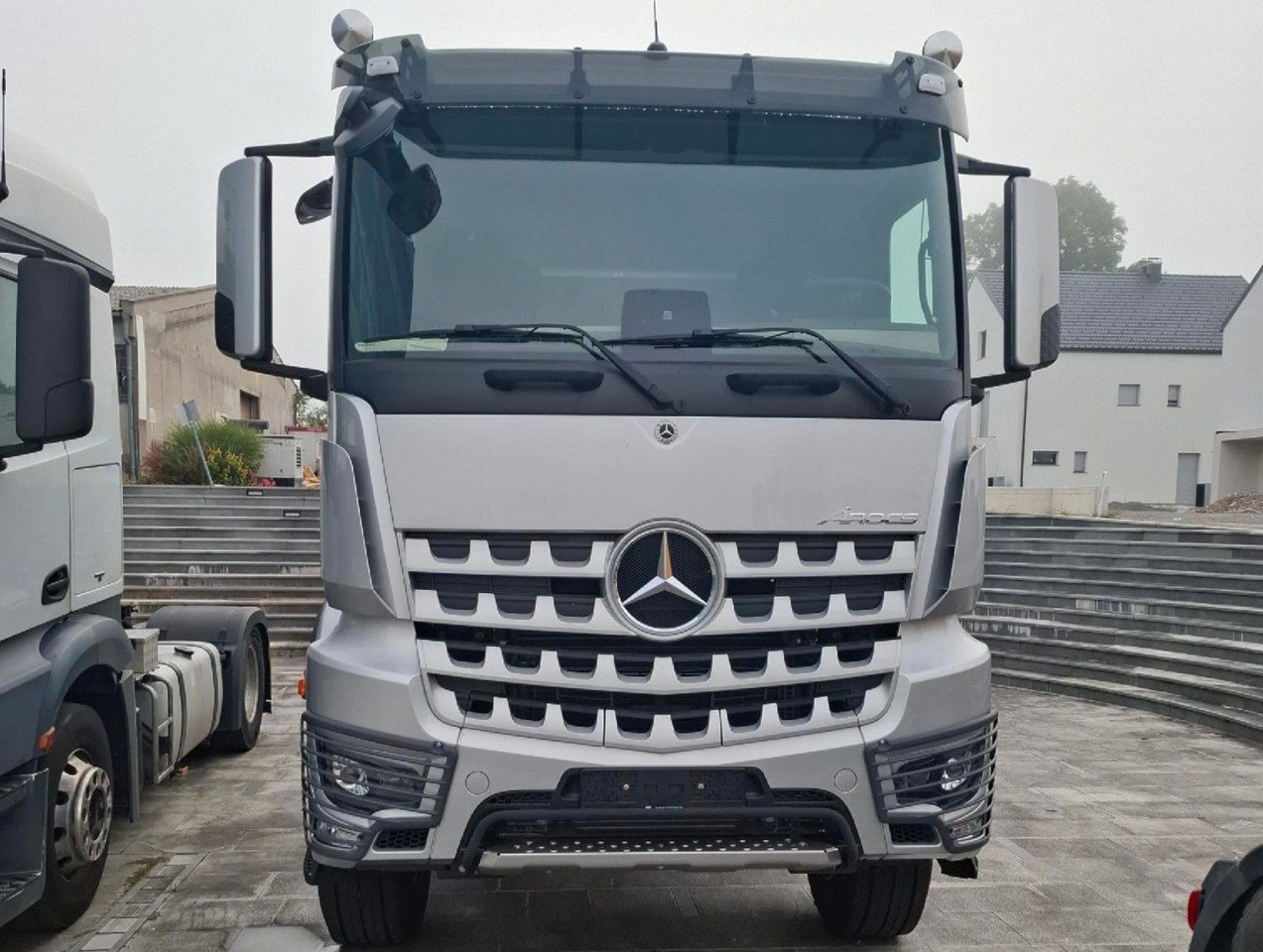 Mercedes-Benz Arocs 4153 8x4 Fahrgestell - Camión chasis: foto 2 Mercedes-Benz Arocs 4153 8x4 Fahrgestell - Camión chasis: foto 2