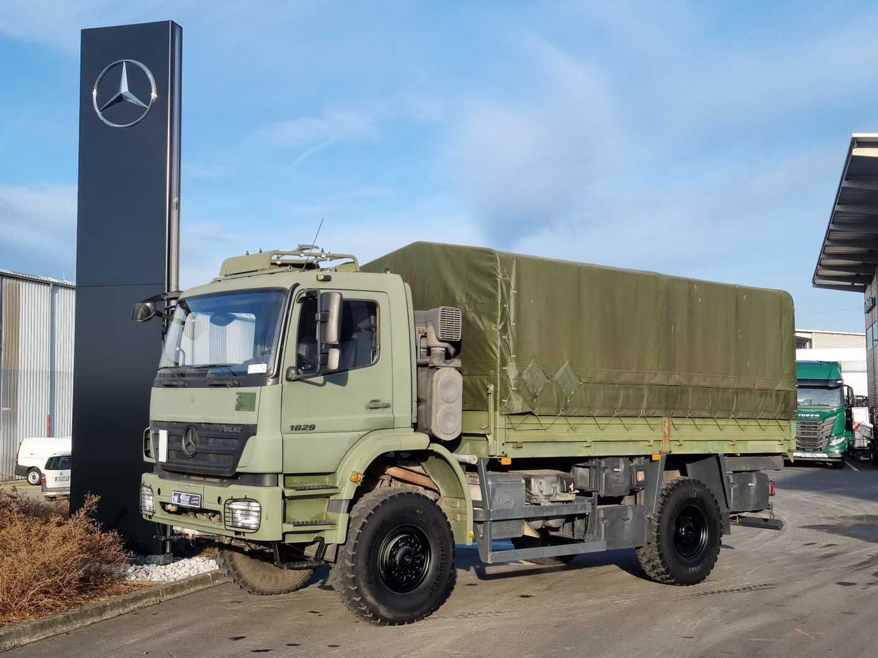 Mercedes-Benz Axor 1829 A 4x4 Pritsche/Plane 10 Stück - Camión caja abierta: foto 3 Mercedes-Benz Axor 1829 A 4x4 Pritsche/Plane 10 Stück - Camión caja abierta: foto 3