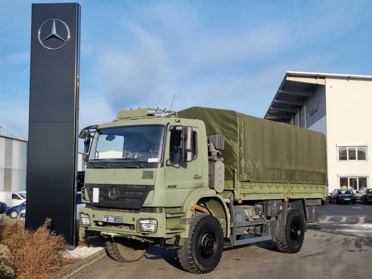 Mercedes-Benz Axor 1829 A 4x4 Pritsche/Plane 10 Stück - Camión caja abierta: foto 1 Mercedes-Benz Axor 1829 A 4x4 Pritsche/Plane 10 Stück - Camión caja abierta: foto 1