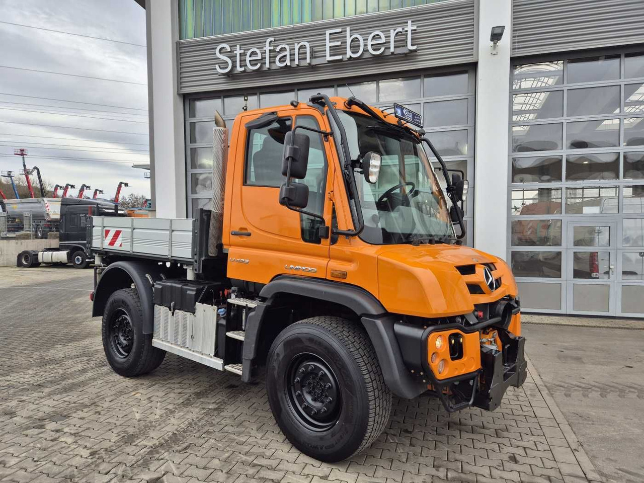 Mercedes-Benz Unimog U423 4x4 Hydrostat Zapfwelle - Camión volquete: foto 5 Mercedes-Benz Unimog U423 4x4 Hydrostat Zapfwelle - Camión volquete: foto 5