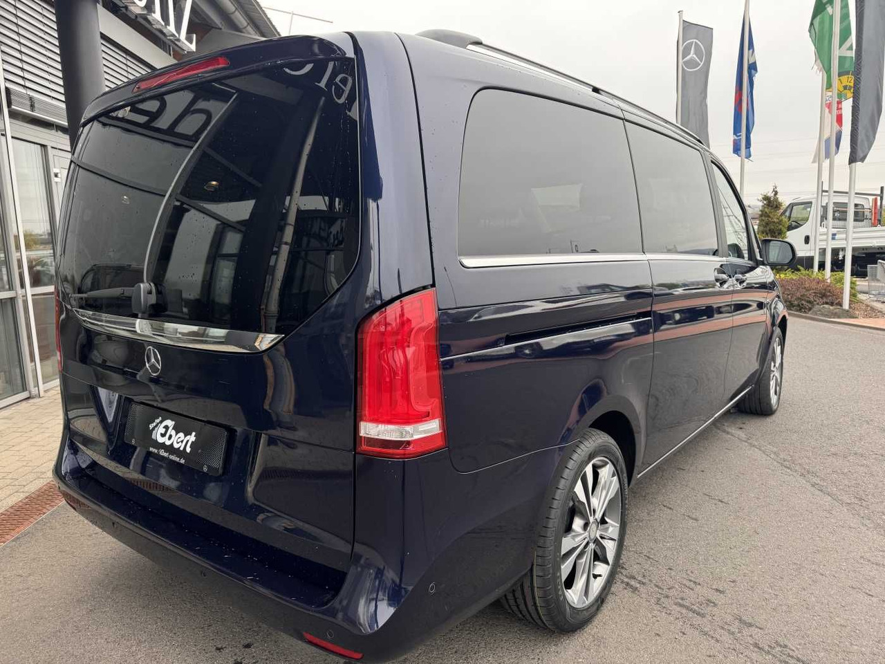 Mercedes-Benz V 250 d AVA ED 4MATIC Panorama Tisch 360 Sound - Furgoneta de pasajeros: foto 4 Mercedes-Benz V 250 d AVA ED 4MATIC Panorama Tisch 360 Sound - Furgoneta de pasajeros: foto 4