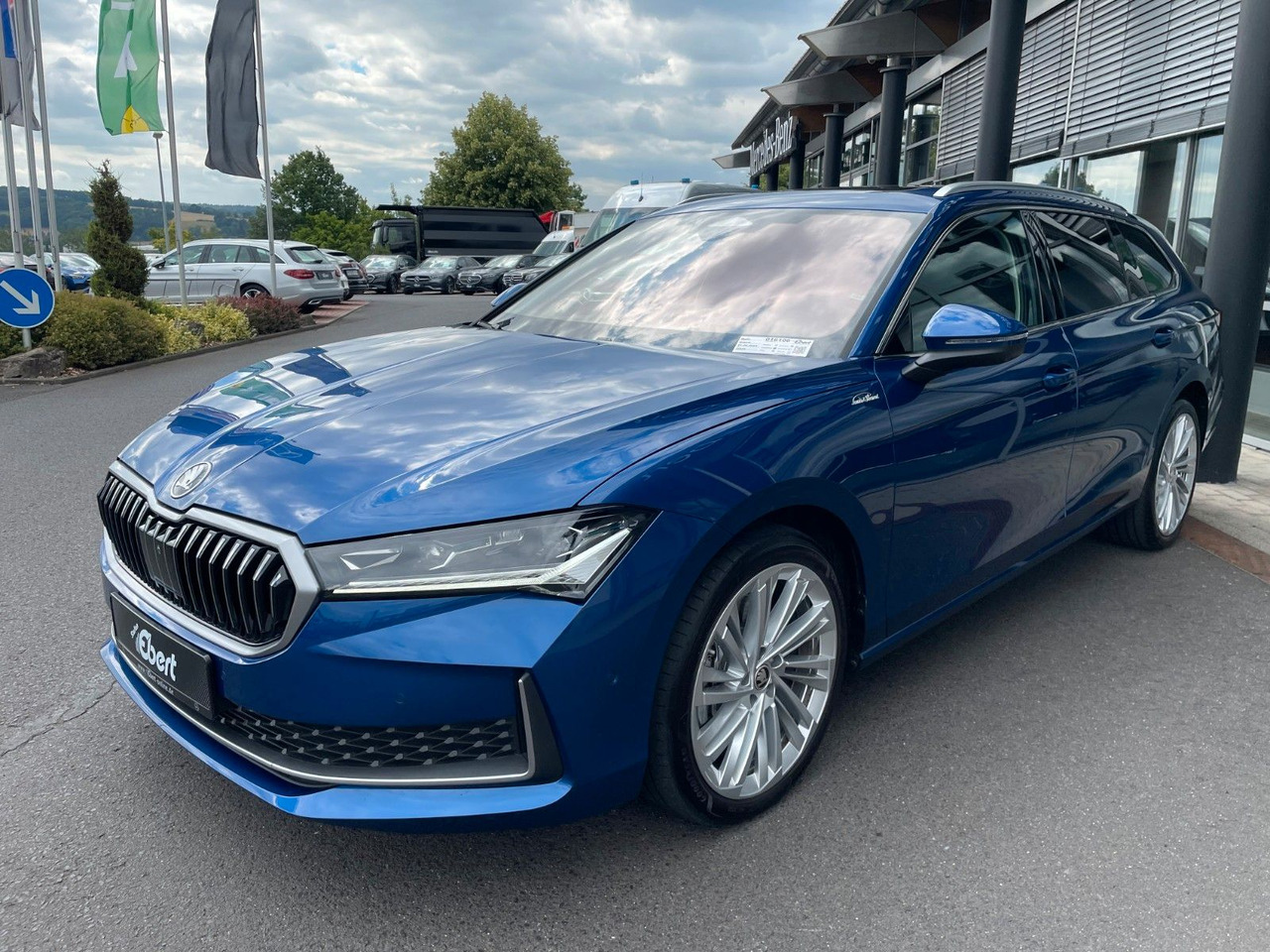 Skoda Superb Combi 2.0 TDI 4x4 L&K HUD+360°+AHK+Pano - Coche: foto 2 Skoda Superb Combi 2.0 TDI 4x4 L&K HUD+360°+AHK+Pano - Coche: foto 2