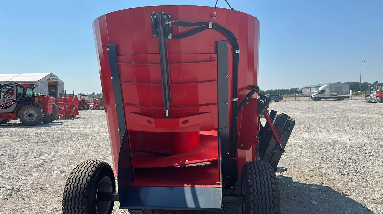 Fimaks vertical feeder mixer FMV8L, 8 m3 - Desensiladora: foto 4 Fimaks vertical feeder mixer FMV8L, 8 m3 - Desensiladora: foto 4