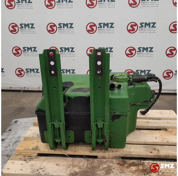 Scania Occ AdBluetank 75L + AdBlueniveausensor Scania - Procesamiento de combustible para Camión: foto 2 Scania Occ AdBluetank 75L + AdBlueniveausensor Scania - Procesamiento de combustible para Camión: foto 2