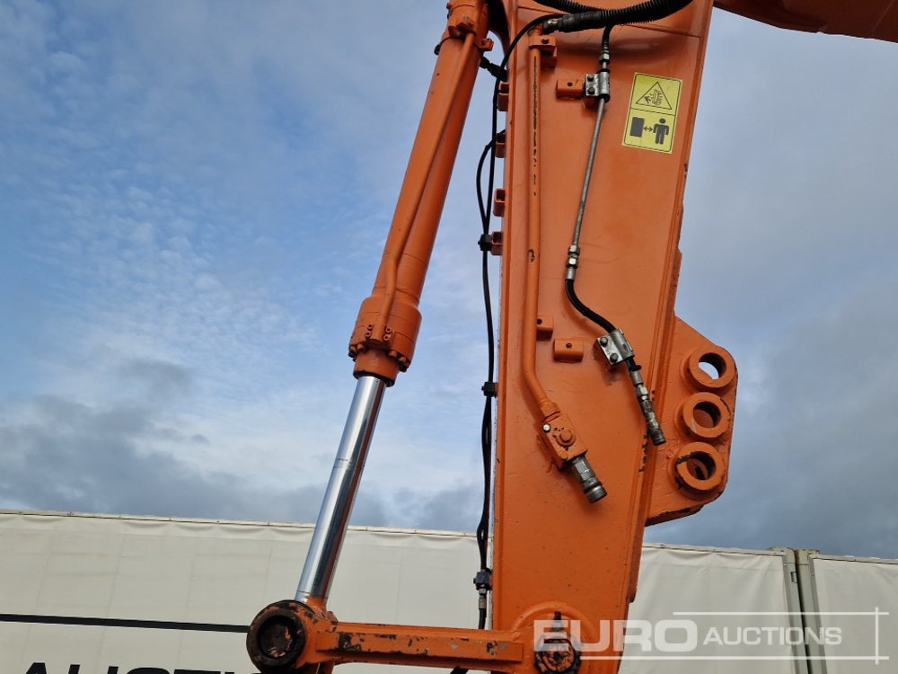 Excavadora de cadenas 2010 Hitachi ZX225USLC-3: foto 11 Excavadora de cadenas 2010 Hitachi ZX225USLC-3: foto 11