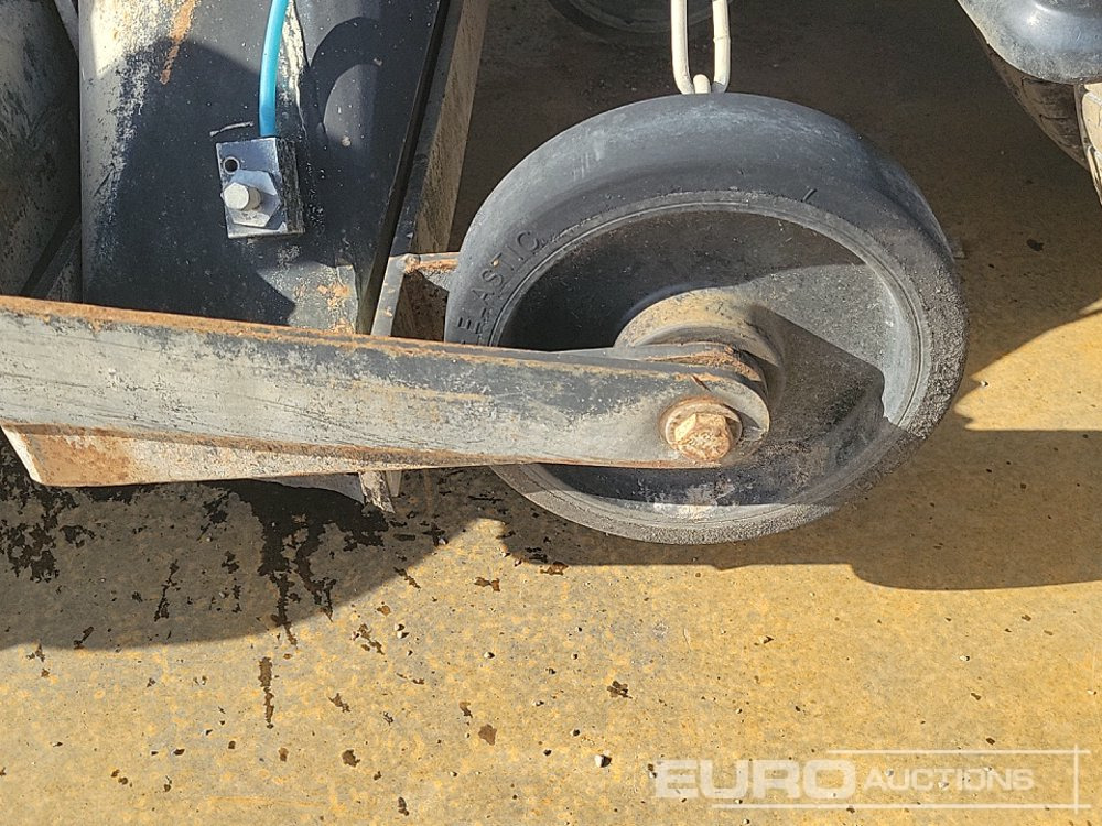 Barredora vial 2012 Scarab 4x2 Road Sweeper, Reverse Camera, A/C: foto 18