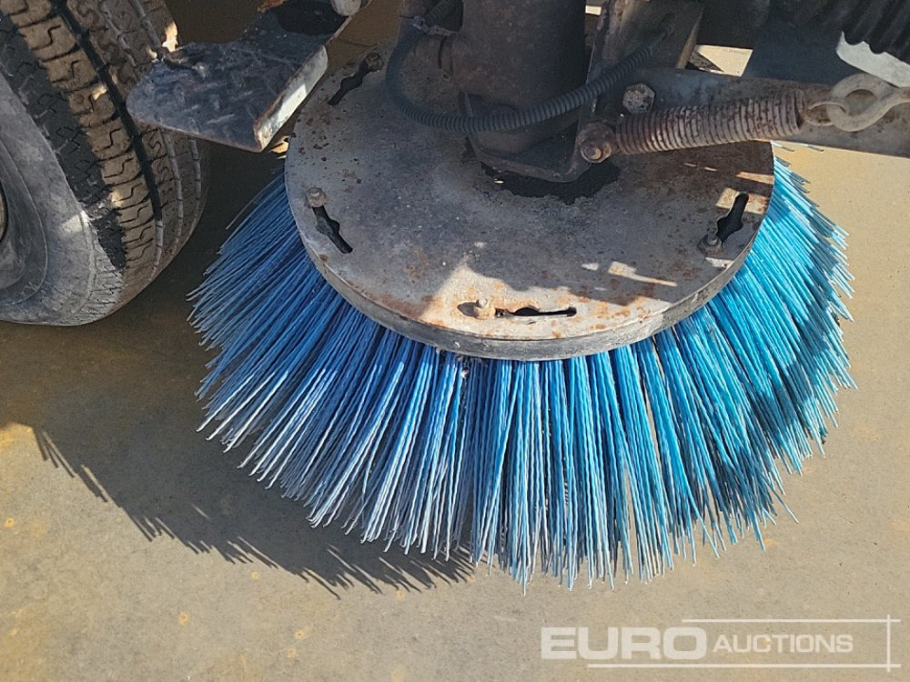 Barredora vial 2012 Scarab 4x2 Road Sweeper, Reverse Camera, A/C: foto 14