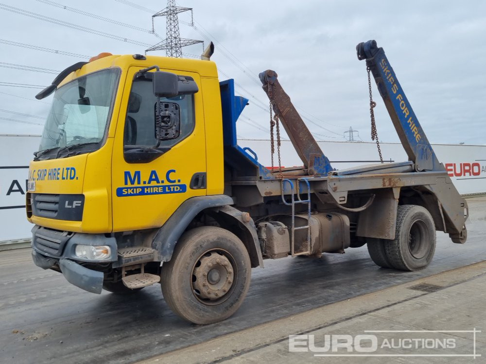 DAF LF55.220 - Camión portacontenedor de cadenas: foto 1 DAF LF55.220 - Camión portacontenedor de cadenas: foto 1