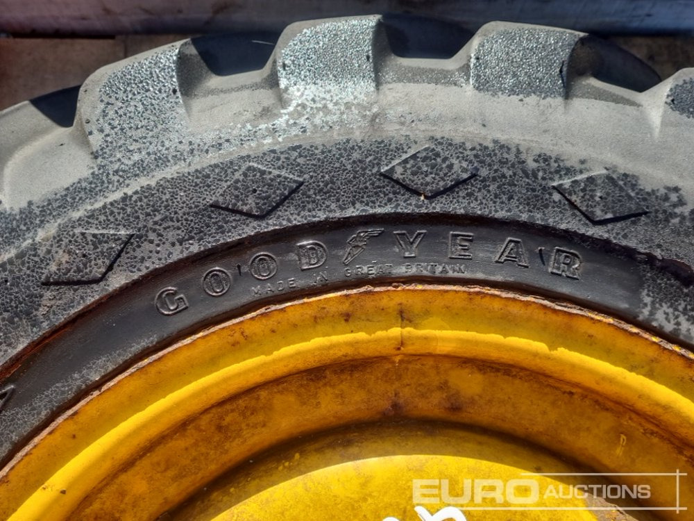 Neumático Goodyear 10.5/80-18 Tyre & Rim, Hydraulic Tyre Constrictor: foto 9