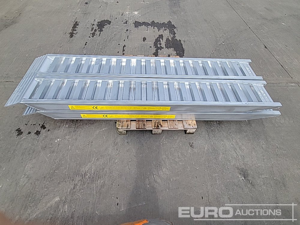Unused Aluminium Low Loader Ramps (4 of) - Equipo de construcción: foto 2 Unused Aluminium Low Loader Ramps (4 of) - Equipo de construcción: foto 2