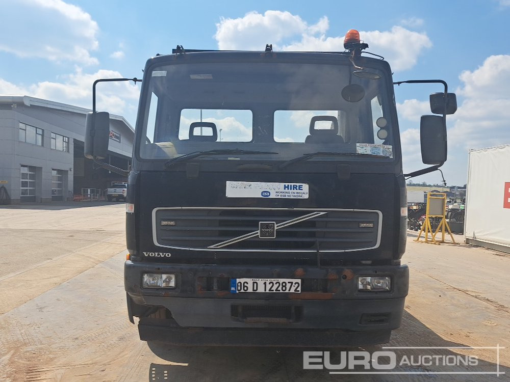 Camión caja abierta para transporte de equipos pesados Volvo FL220: foto 8
