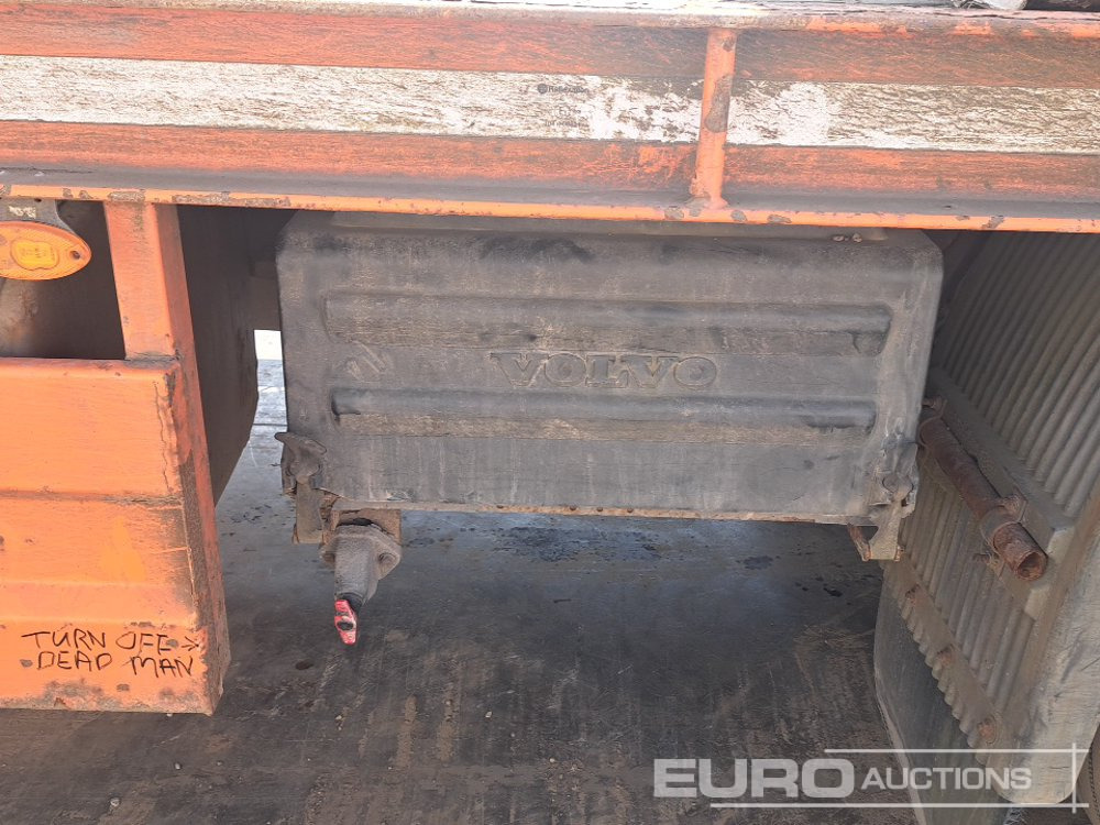 Camión caja abierta para transporte de equipos pesados Volvo FL220: foto 27