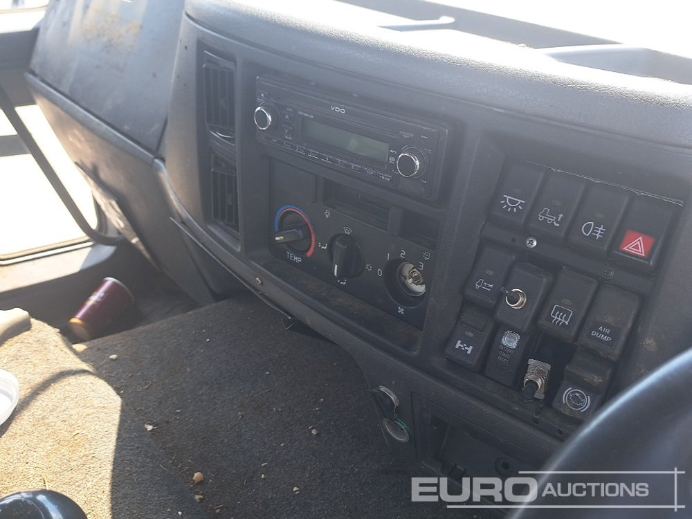Camión caja abierta para transporte de equipos pesados Volvo FL220: foto 38