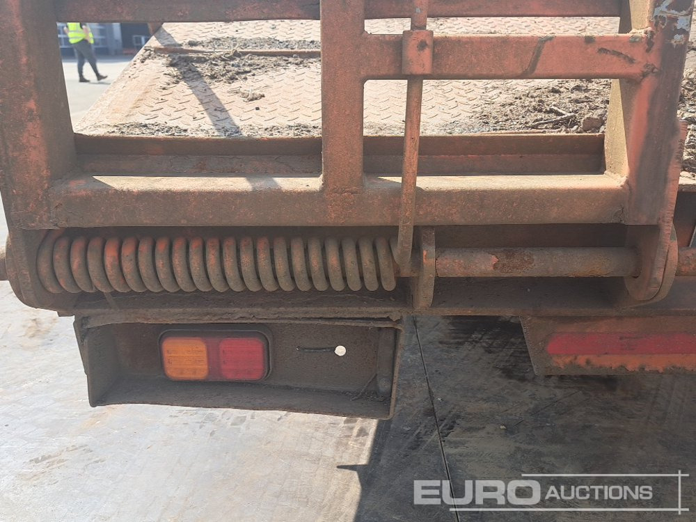 Camión caja abierta para transporte de equipos pesados Volvo FL220: foto 19