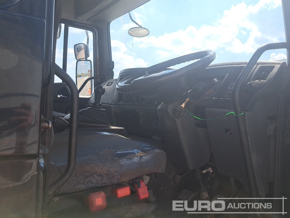 Camión caja abierta para transporte de equipos pesados Volvo FL220: foto 32