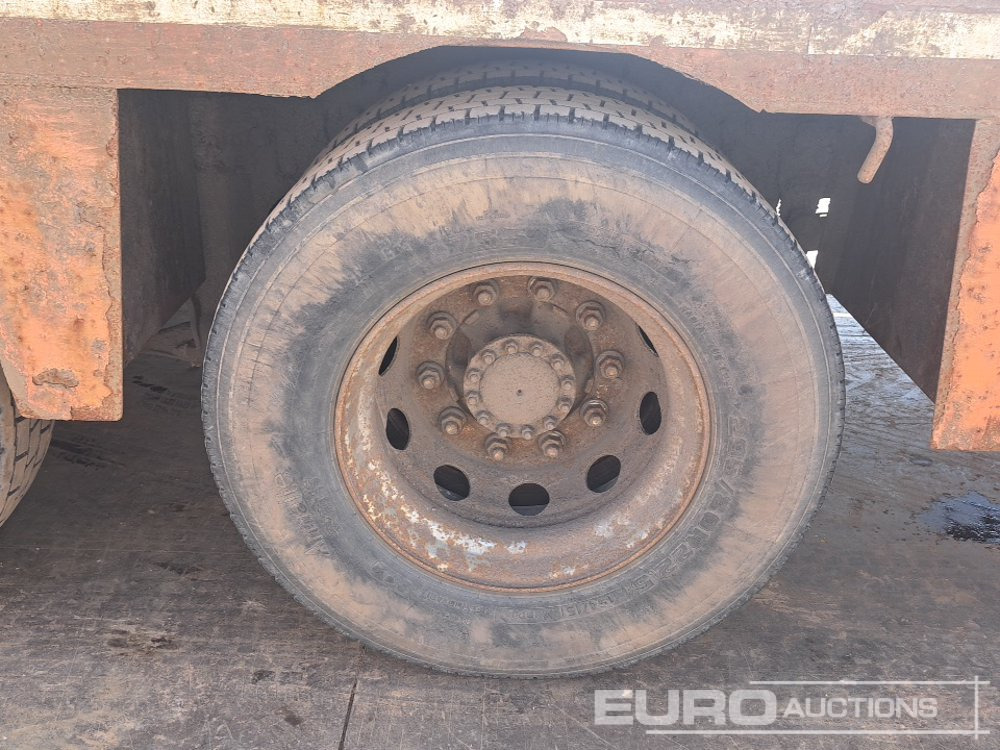 Camión caja abierta para transporte de equipos pesados Volvo FL220: foto 24
