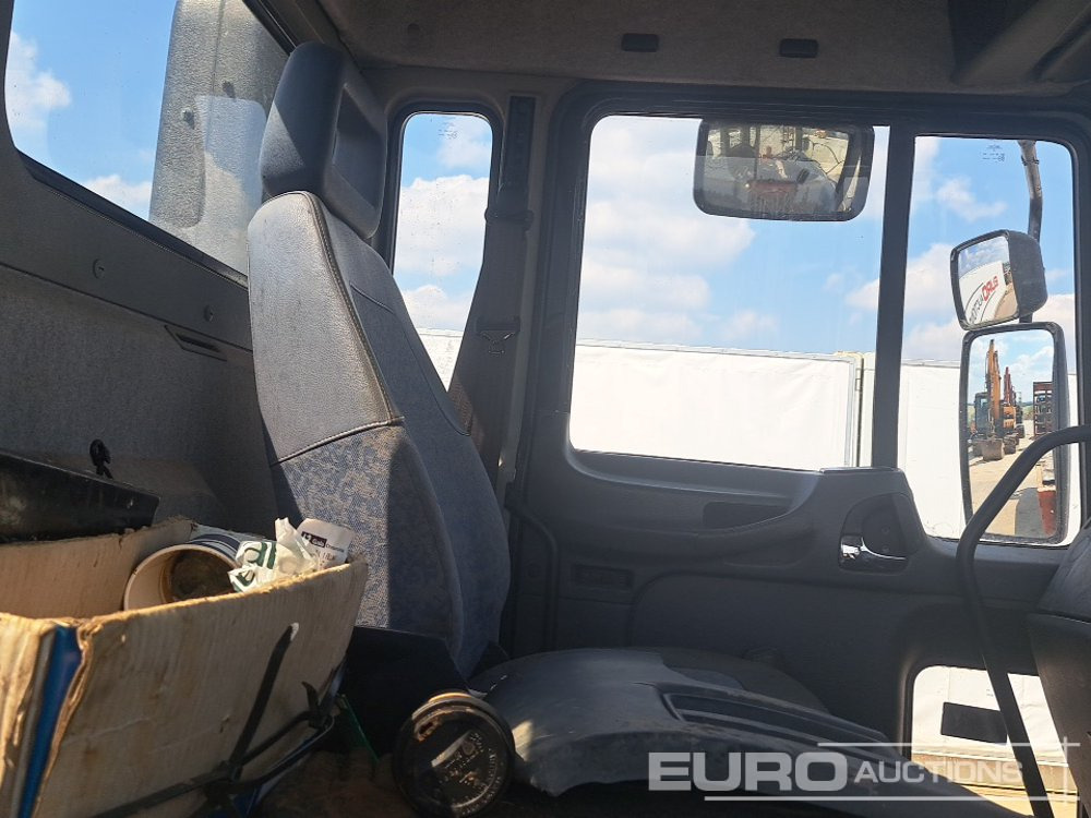 Camión caja abierta para transporte de equipos pesados Volvo FL220: foto 40