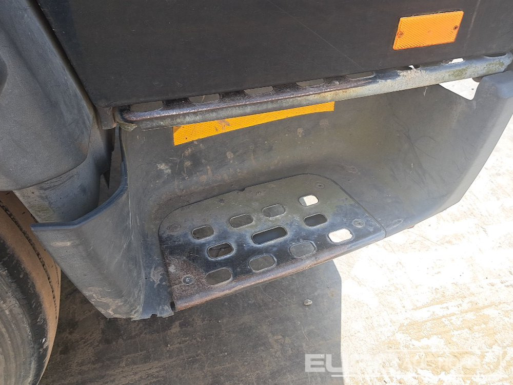Camión caja abierta para transporte de equipos pesados Volvo FL220: foto 31