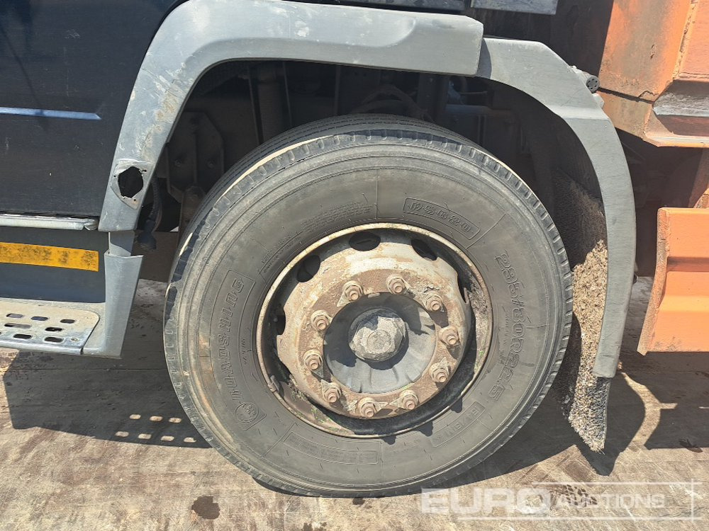 Camión caja abierta para transporte de equipos pesados Volvo FL220: foto 9