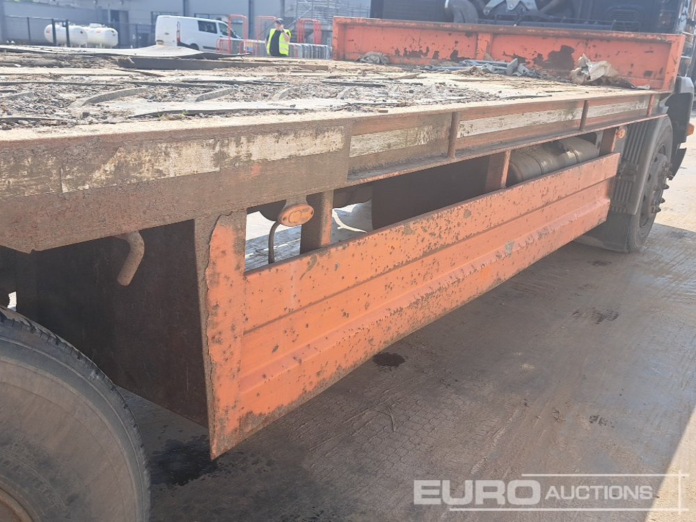 Camión caja abierta para transporte de equipos pesados Volvo FL220: foto 25