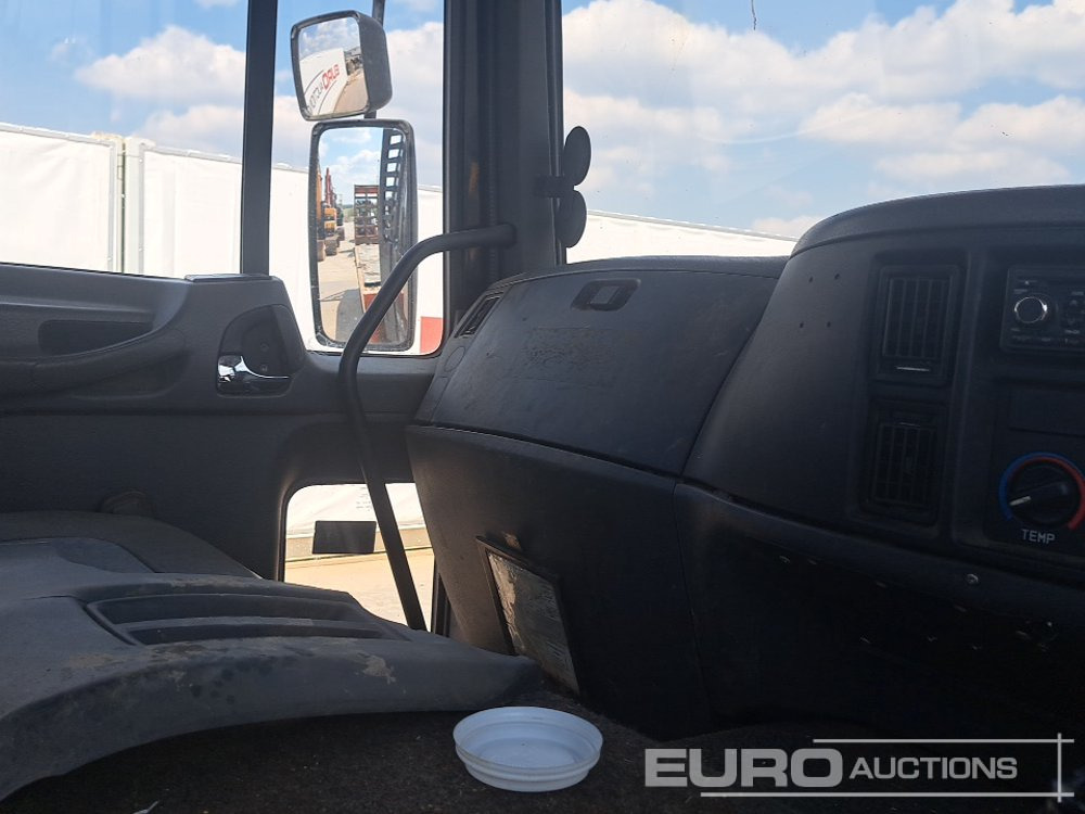 Camión caja abierta para transporte de equipos pesados Volvo FL220: foto 41