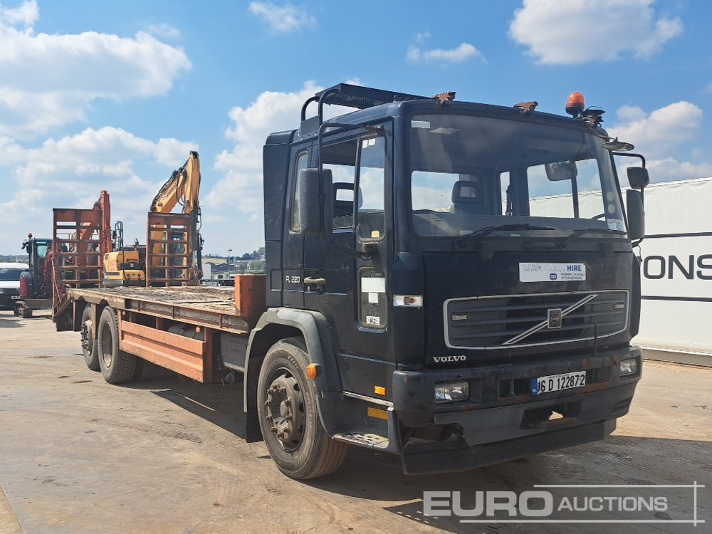 Camión caja abierta para transporte de equipos pesados Volvo FL220: foto 7
