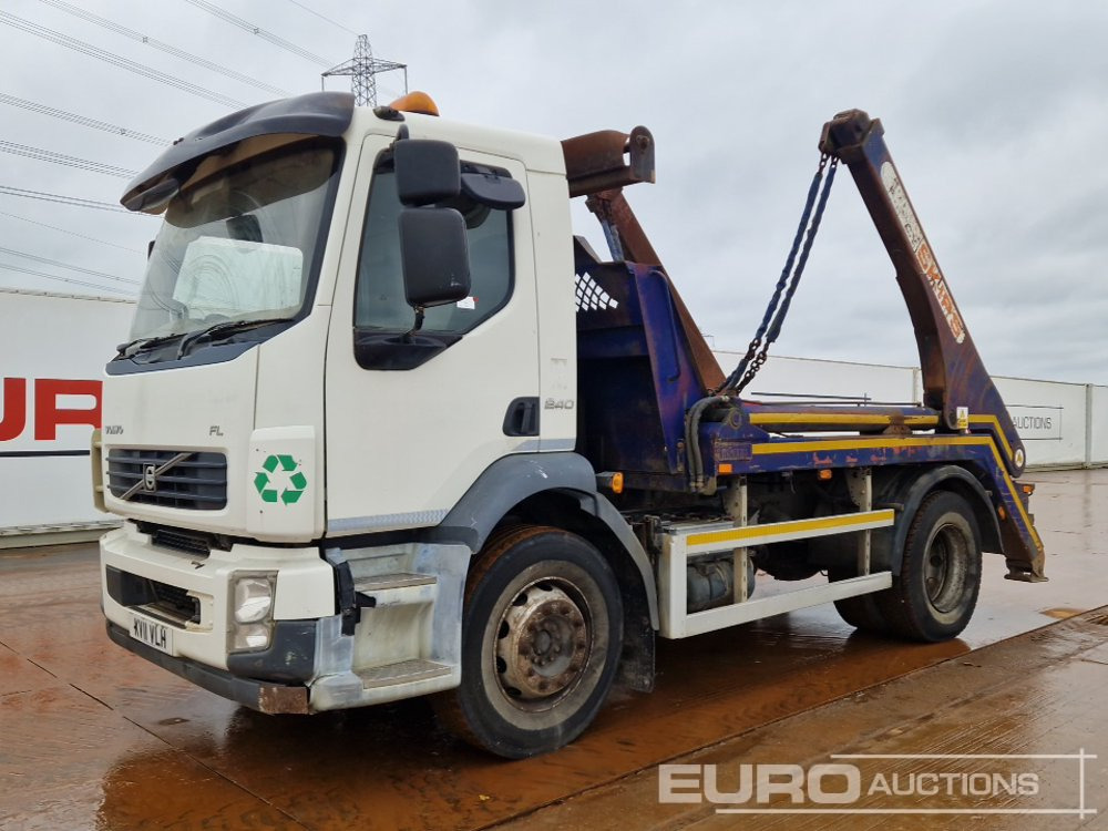 Volvo FL240 - Camión portacontenedor de cadenas: foto 1 Volvo FL240 - Camión portacontenedor de cadenas: foto 1