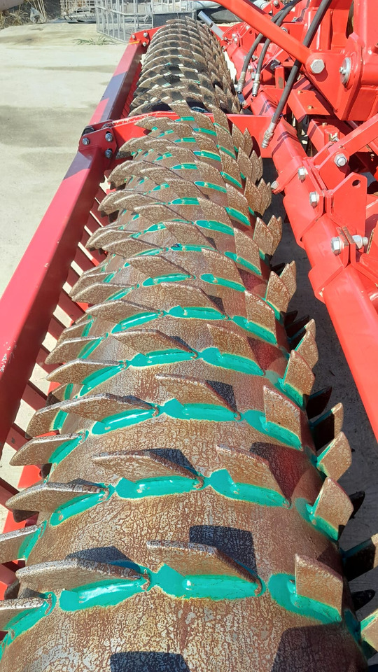 Erpice rotante usato Kverneland 5 metri F30 - Grada rotativa: foto 2 Erpice rotante usato Kverneland 5 metri F30 - Grada rotativa: foto 2