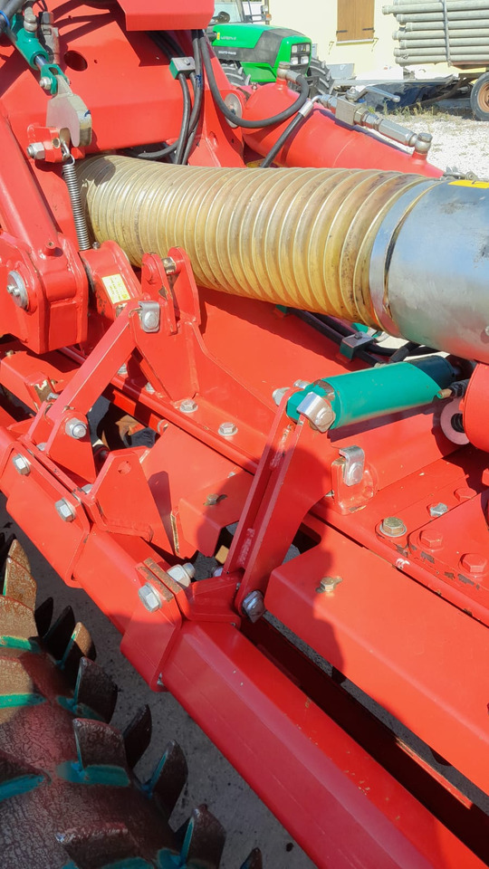 Erpice rotante usato Kverneland 5 metri F30 - Grada rotativa: foto 4 Erpice rotante usato Kverneland 5 metri F30 - Grada rotativa: foto 4