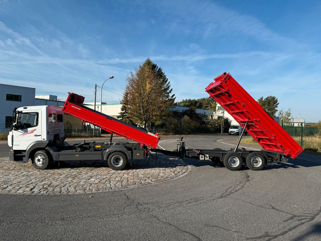 Mercedes-Benz Atego 1023 + Anhänger Dreiseitenkipper - Camión volquete: foto 2 Mercedes-Benz Atego 1023 + Anhänger Dreiseitenkipper - Camión volquete: foto 2