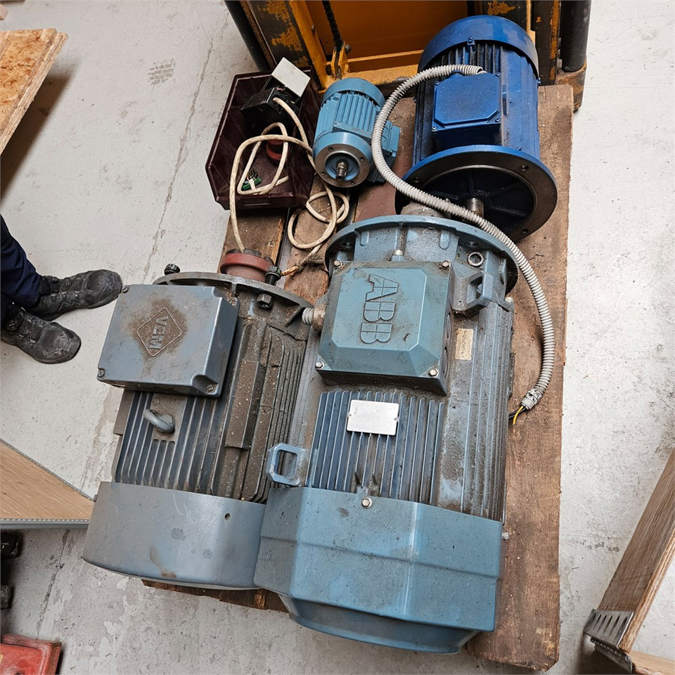 ABB MT80A19F100-2 / M3AA180MLB4 - Máquina herramienta: foto 3 ABB MT80A19F100-2 / M3AA180MLB4 - Máquina herramienta: foto 3