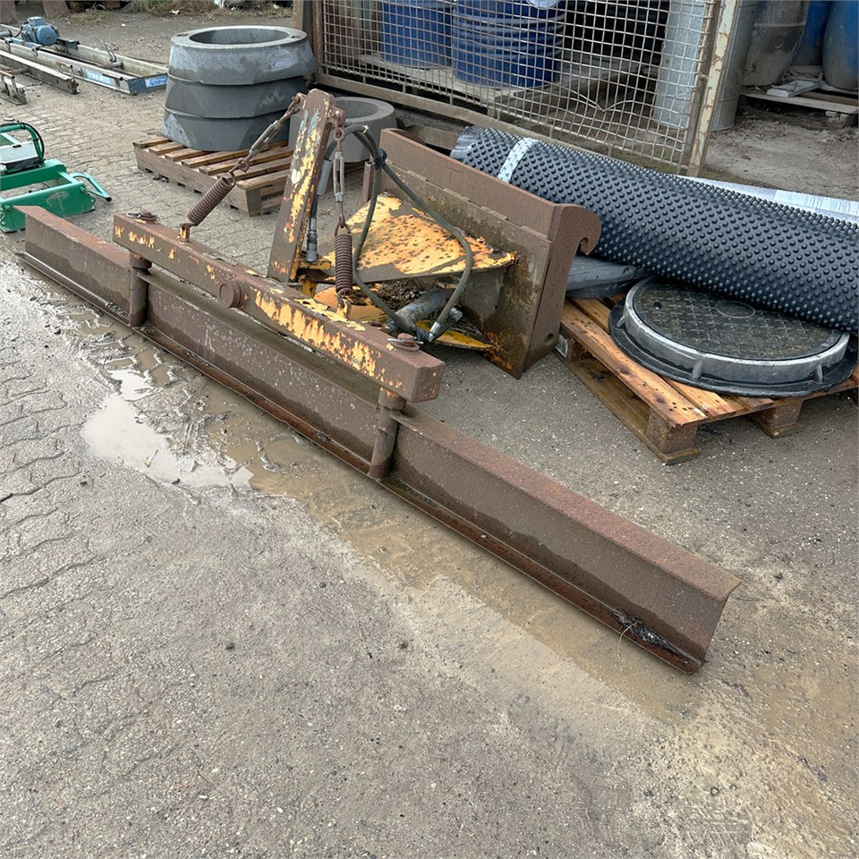 ABC Afretter / vibrator - Implemento para Maquinaria de construcción: foto 3 ABC Afretter / vibrator - Implemento para Maquinaria de construcción: foto 3