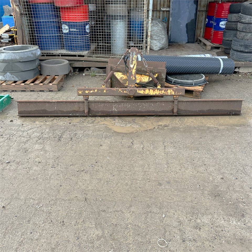 ABC Afretter / vibrator - Implemento para Maquinaria de construcción: foto 2 ABC Afretter / vibrator - Implemento para Maquinaria de construcción: foto 2