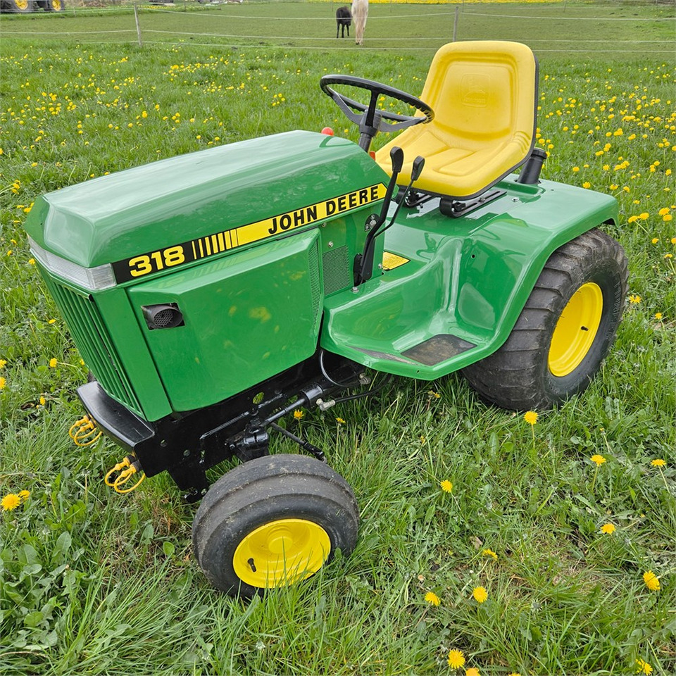 John Deere 318 - Tractor municipal: foto 1 John Deere 318 - Tractor municipal: foto 1