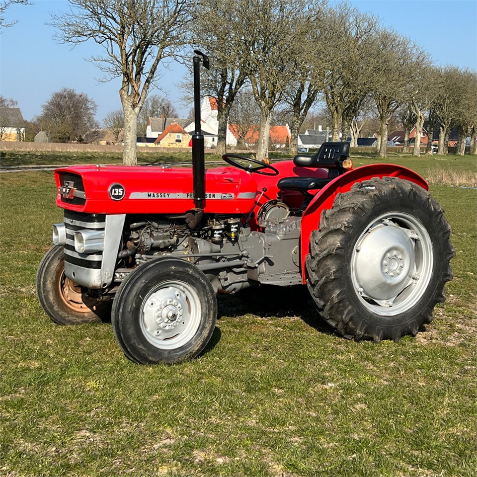 Massey Ferguson 135 Diesel - Tractor: foto 1 Massey Ferguson 135 Diesel - Tractor: foto 1