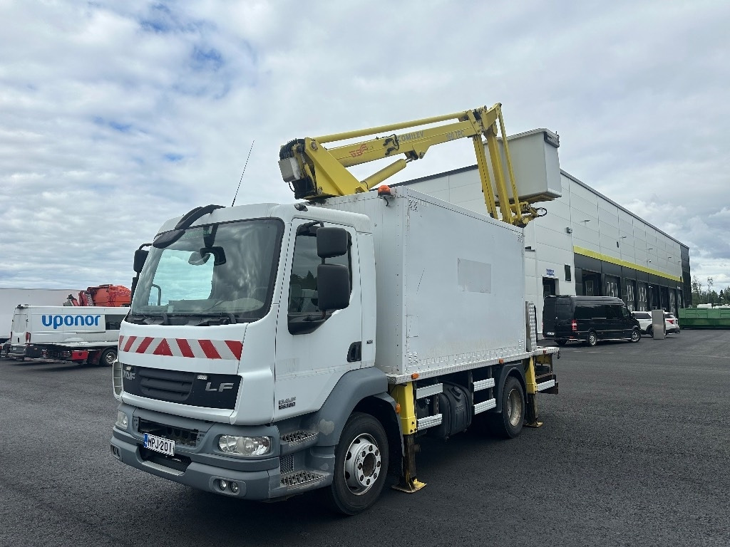 DAF 55.180 henkilönostin - Camión grúa: foto 1 DAF 55.180 henkilönostin - Camión grúa: foto 1