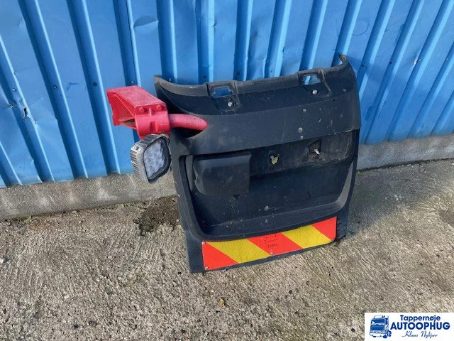 DAF mudguard bracket + mudguard – DAF 1371226 – DAF 2120352 - Carrocería y exterior para Camión: foto 1 DAF mudguard bracket + mudguard – DAF 1371226 – DAF 2120352 - Carrocería y exterior para Camión: foto 1