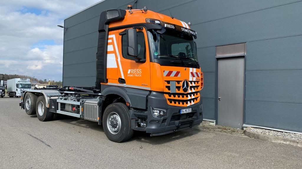 Mercedes-Benz 2551 L Abrollkipper mit HAD, gelenkter liftbarer - Camión: foto 1 Mercedes-Benz 2551 L Abrollkipper mit HAD, gelenkter liftbarer - Camión: foto 1
