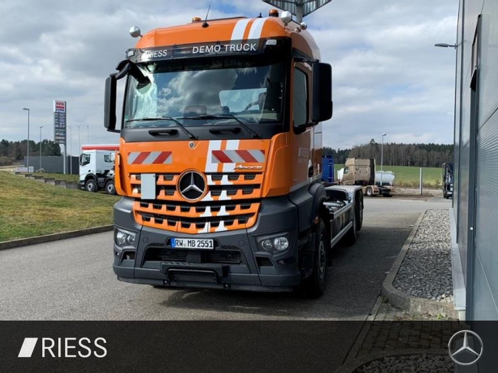 Mercedes-Benz 2551 L Abrollkipper mit HAD, gelenkter liftbarer - Camión: foto 2 Mercedes-Benz 2551 L Abrollkipper mit HAD, gelenkter liftbarer - Camión: foto 2