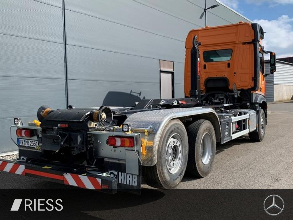 Mercedes-Benz 2551 L Abrollkipper mit HAD, gelenkter liftbarer - Camión: foto 3 Mercedes-Benz 2551 L Abrollkipper mit HAD, gelenkter liftbarer - Camión: foto 3