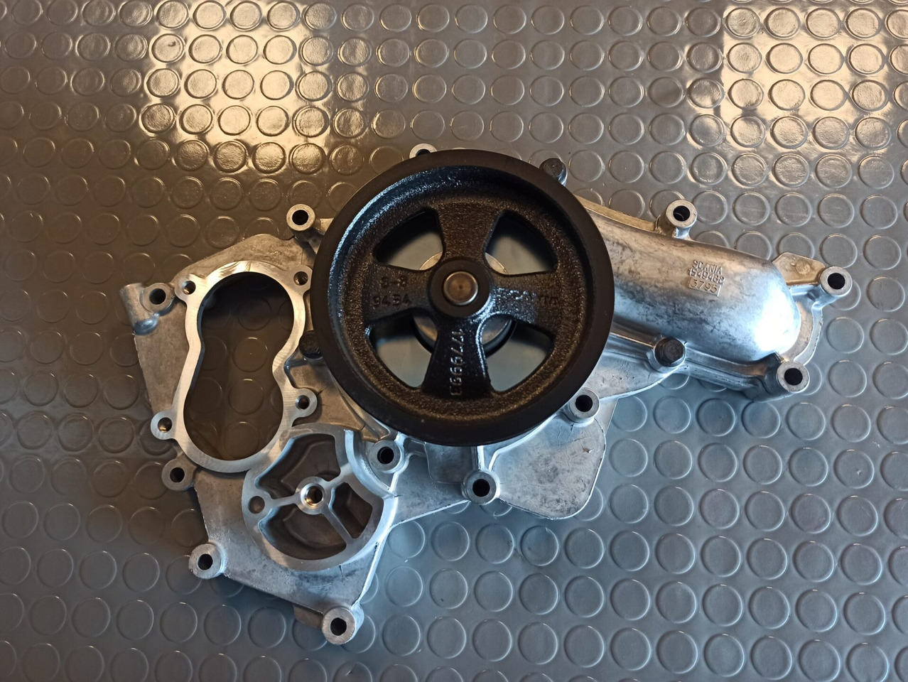 SCANIA COOLANT PUMP - 570881 - Bomba de refrigerante para Camión: foto 1 SCANIA COOLANT PUMP - 570881 - Bomba de refrigerante para Camión: foto 1