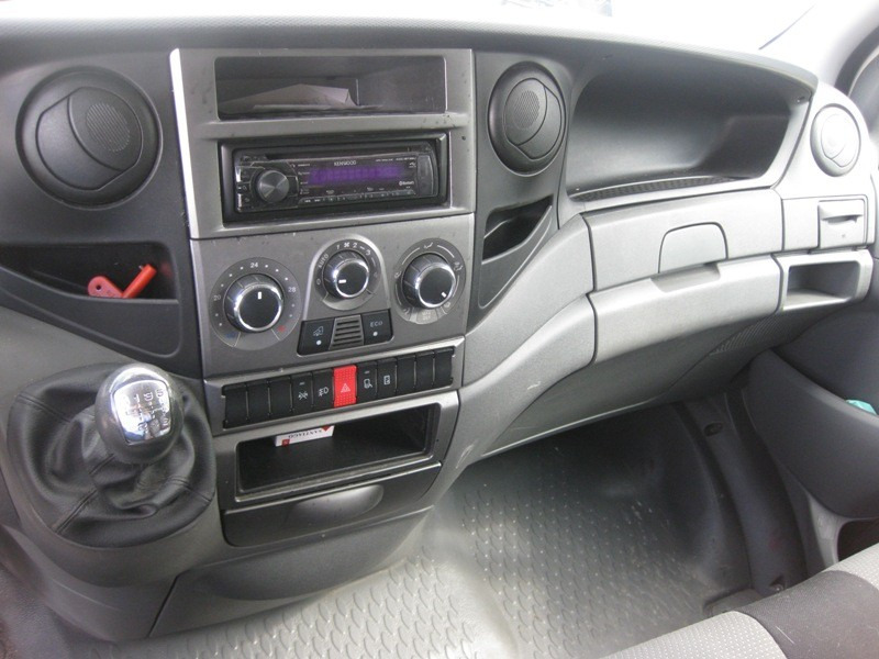 Furgoneta caja cerrada IVECO 35C15 CAJA CERRADA: foto 6