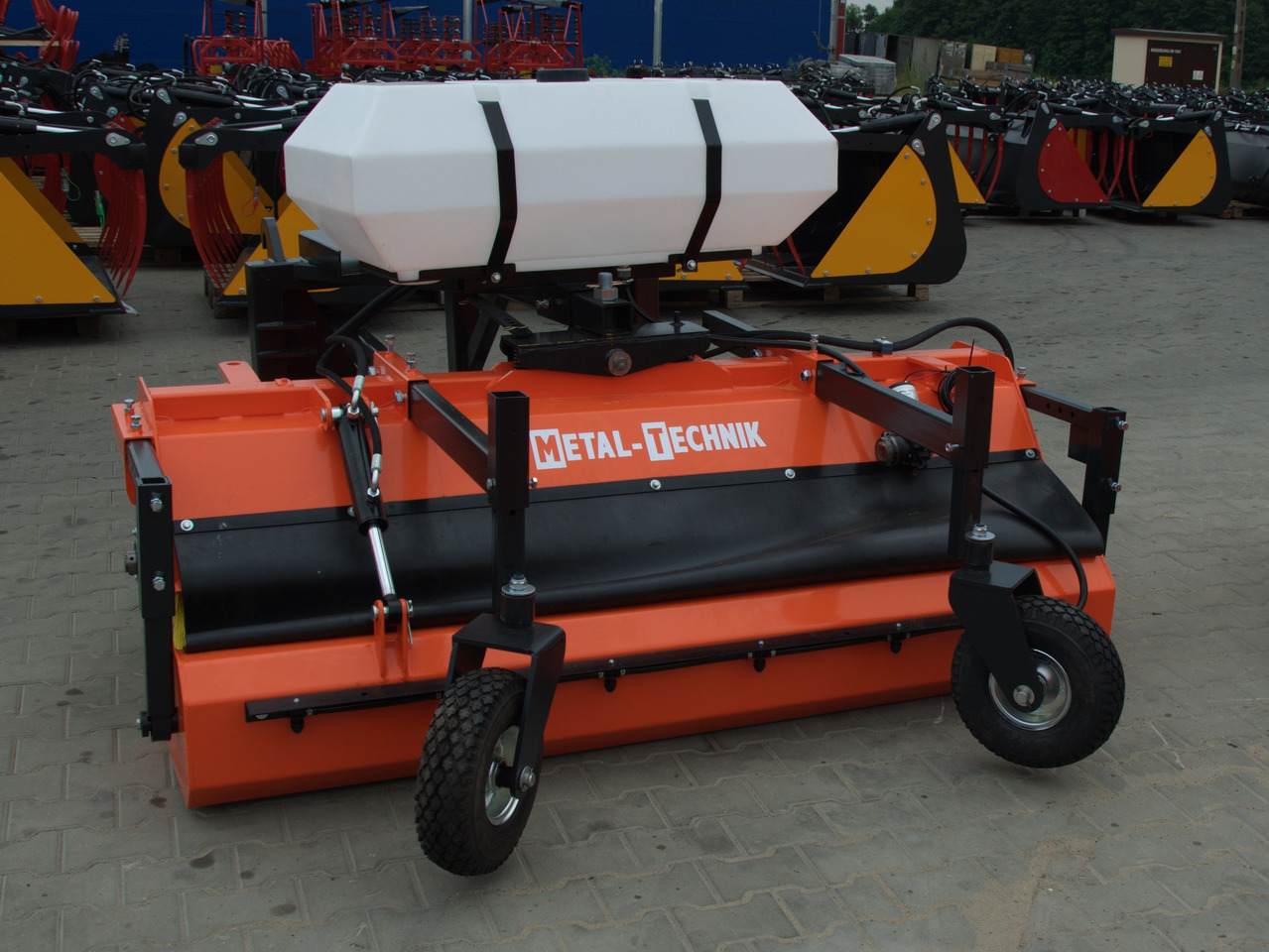 Metal-Technik Zamiatarka 1400 mm / Kehrmaschine 1400 mm/Sweeper 1400 mm/ Подметальная машина 1400 мм - Barredora cucharón: foto 3 Metal-Technik Zamiatarka 1400 mm / Kehrmaschine 1400 mm/Sweeper 1400 mm/ Подметальная машина 1400 мм - Barredora cucharón: foto 3