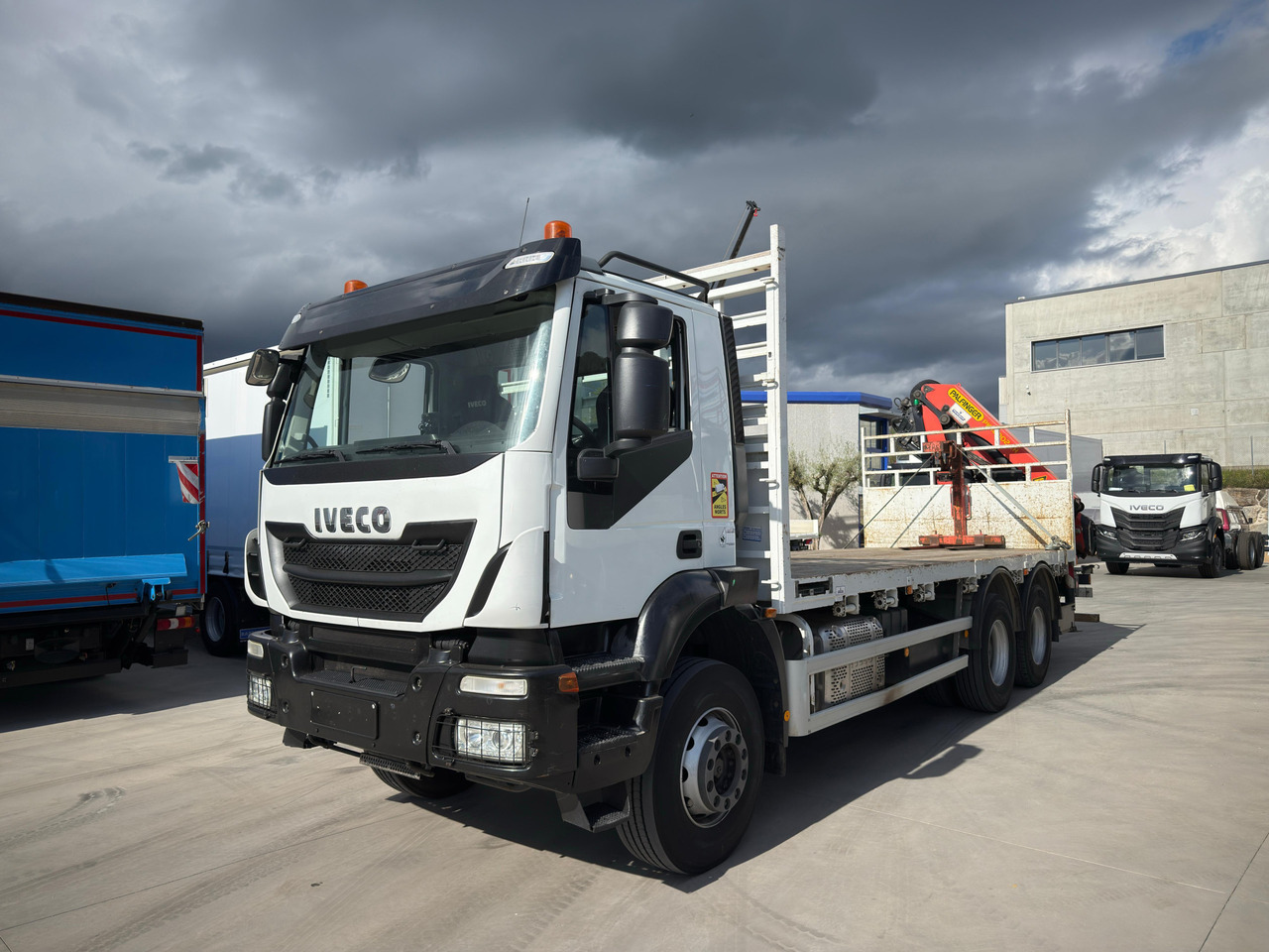 IVECO AD260T45 Trakker E6 (Platform) - Camión caja abierta, Camión grúa: foto 1 IVECO AD260T45 Trakker E6 (Platform) - Camión caja abierta, Camión grúa: foto 1